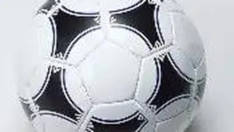 乌克兰拳王乌西克成功卫冕重量级拳王宝座，生涯全胜保持不变。